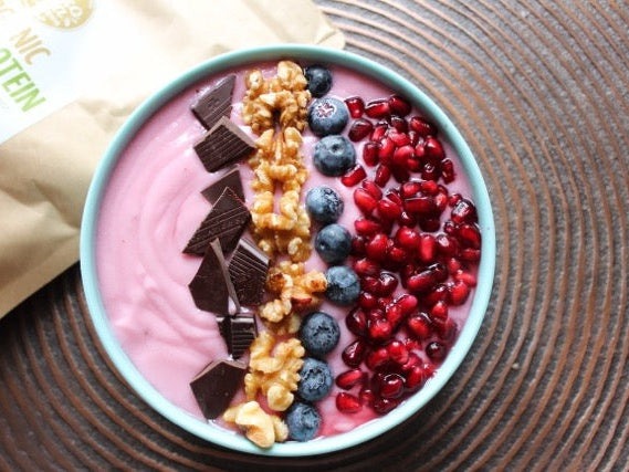 Smoothie bowl met walnoten en chocolade