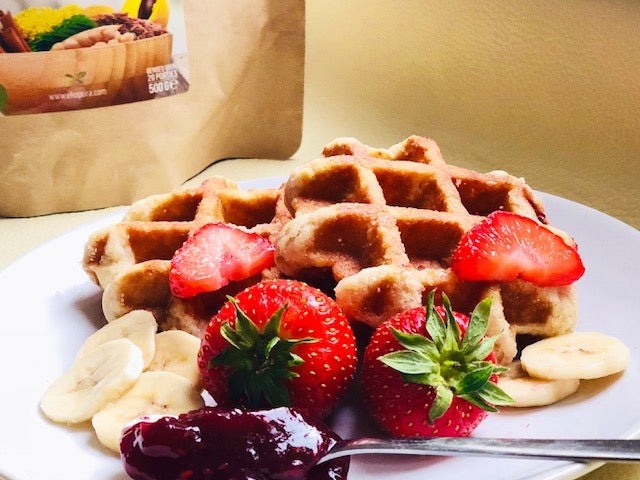 Proteïne wafels met biologische frambozensaus en fruit