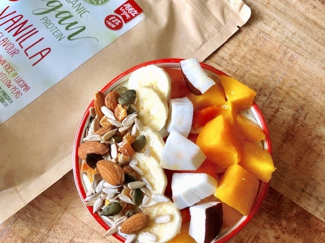 Noten, mango en kokos smoothie bowl