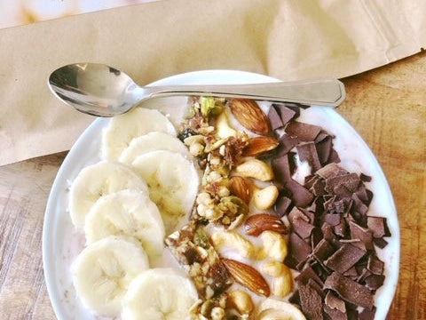 Chocolade, banaan en noten smoothie bowl